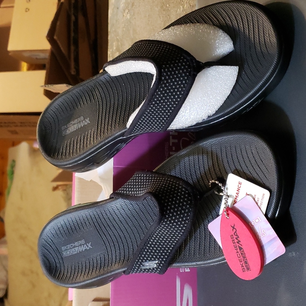 Sandles Skechers size 10 On The Go